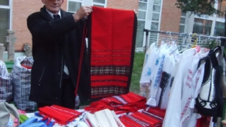 
Cristina si Constantin Niculescu din Valcea: "Suntem singurii crescatori de viermi din Romania!"