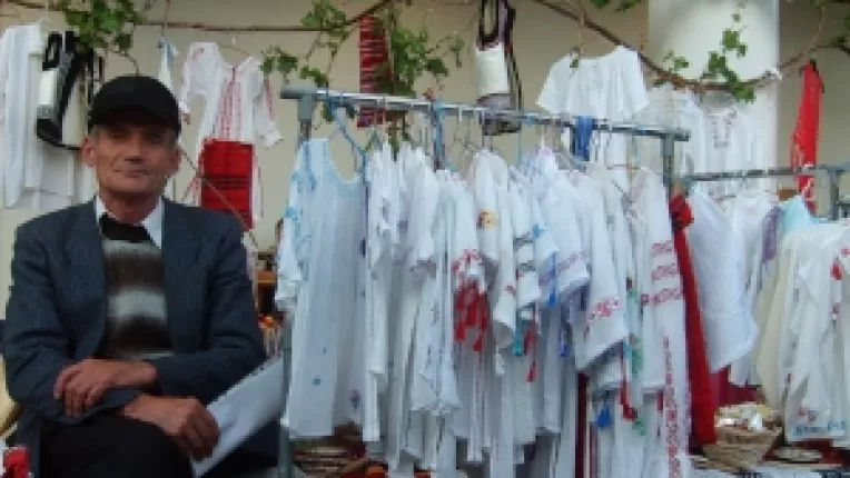 Cristina si Constantin Niculescu: "Ii din matase naturala, tesute la razboi, la targul Piata Taraneasca, de Noaptea Muzeelor!"
