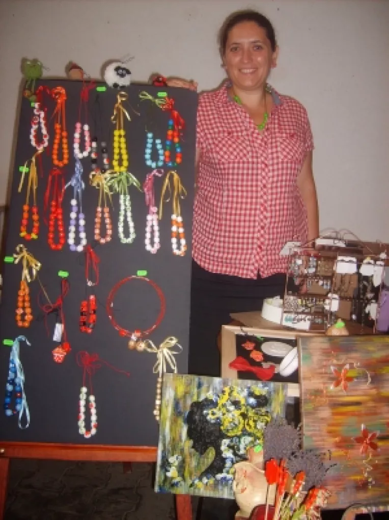 Cristina Stefanescu: "Margele din lemn si coliere din argila!"