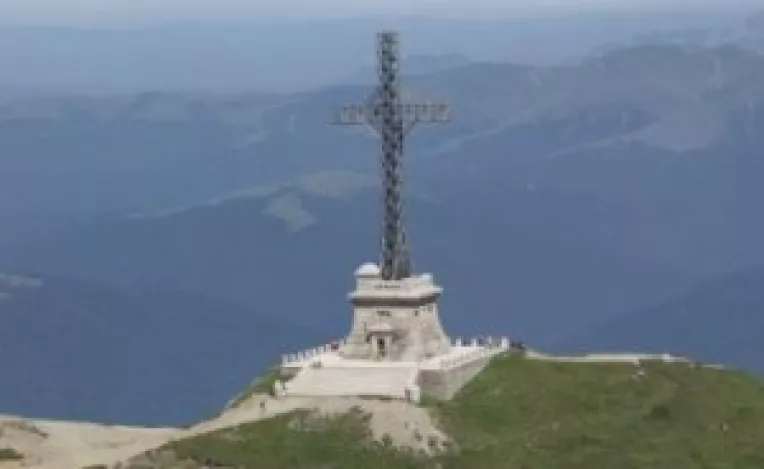 Crucea Caraiman este cea  mai inalta cruce din lume amplasata pe un varf montan