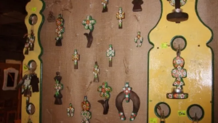 Cruci din lemn pictate, la standul lui Andrei Burtea de la Sala Dalles