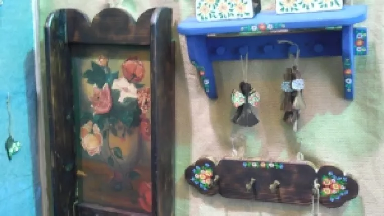 Cruci, fluturi si bufnite sculptate in lemn, la standul lui Andrei Burtea din cadrul targului de Paste de la Sala Dalles