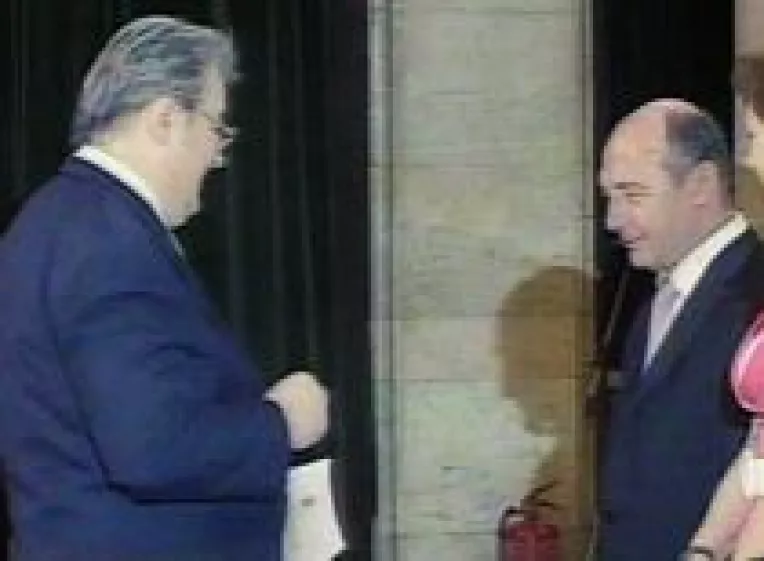 Cu prilejul inmanarii certificatului de europarlamentar, Traian Basescu si Corneliu Vadim Tudor au cazut de acord sa ingroape securea razboiului