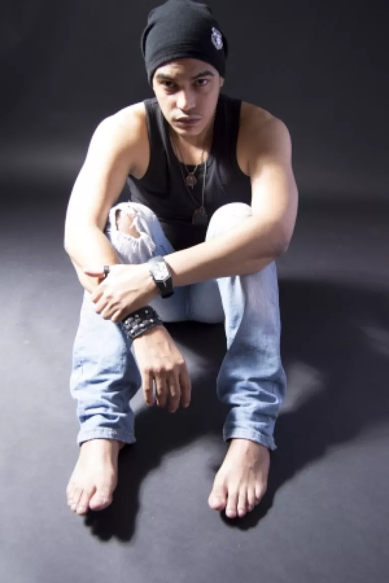 Cubanezul care a cantat in Mandinga doarme dezbracat!
