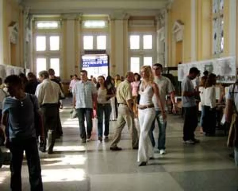 Cum sa scoti bani din munca altora