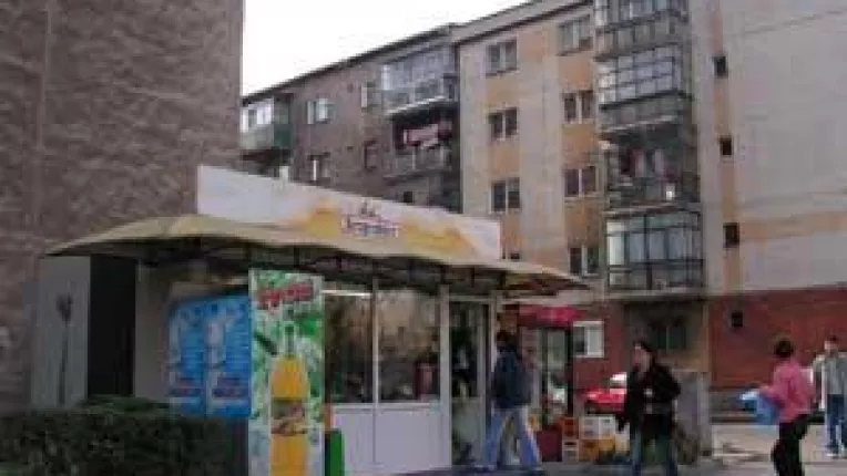 Cumparaturi dupa buzunar si varsta. Craiovenii, intre hipermarket si chiosc