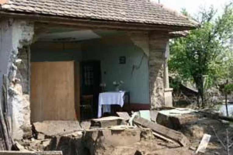 "Curatenie" dupa dezastru. Sinistratii isi aduna casele din ape