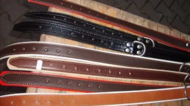 Curele pentru caini, din piele de bovina, la standul Victoritei Colta, la targul Piata Taraneasca si Mester(esti)