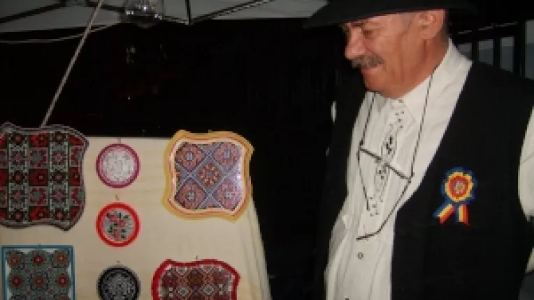 Cusaturi pe ceramica, la standul lui Marian Peter Brancoveanu