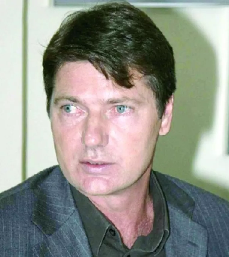 Daca angajatii primariei bat oameni care vor sa intre in audienta, Viorel Oleniuc cere demisia primarului Claudiu Tusac