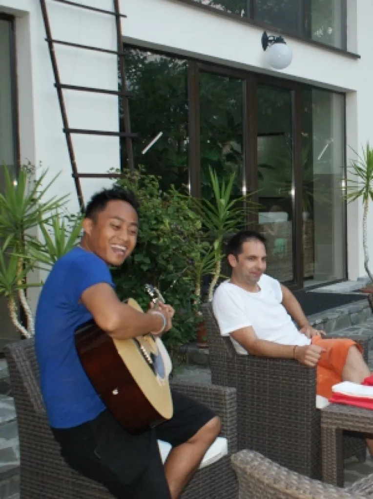 Dan Negru si-a dus familia in Bali
