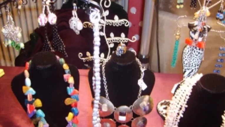 Dana Maratas: "Facem bijuterii din cristale si din fimo!"