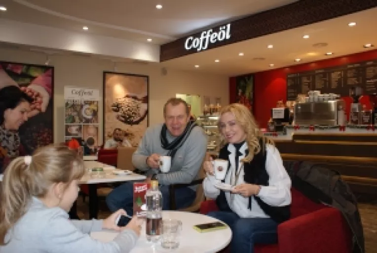 Dana Savuica, artista in cafea pentru sot si prietenul Helmuth Duckadam