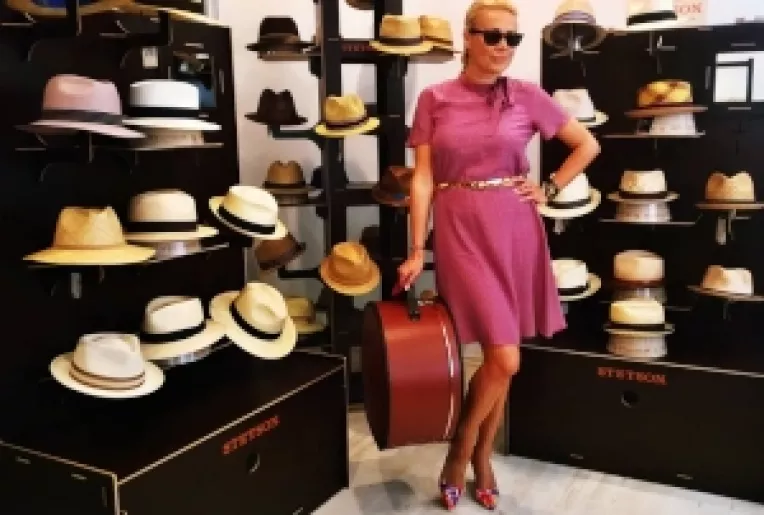 Dana Savuica poarta palarii de la Hatson atunci cand pleaca in vacanta!