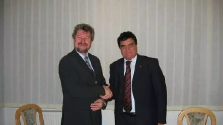 Datornici la stat, donatori ai partidelor