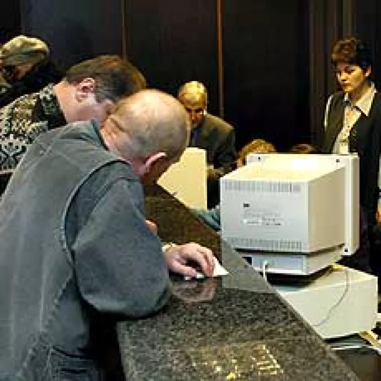 De maine, intra in vigoare noile impozite