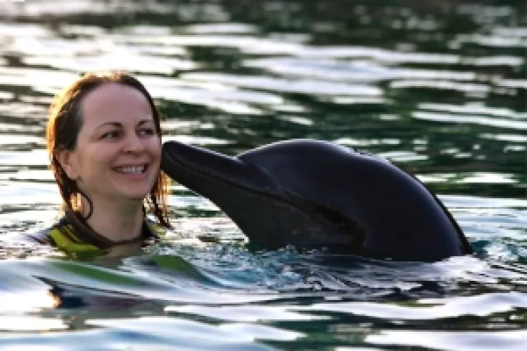 Delia Antal s-a pupat cu delfinii in Dubai
