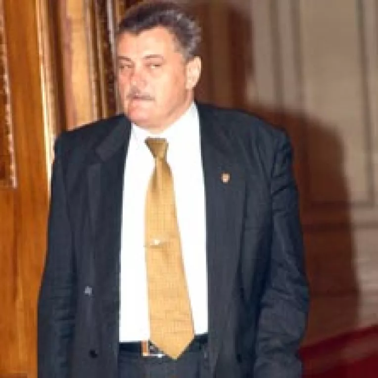 Demnitarii isi pot trece averile pe numele copiilor