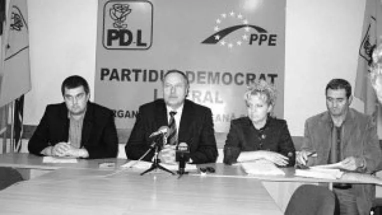 Democrat-liberalii isi scot candidatii "in lume"