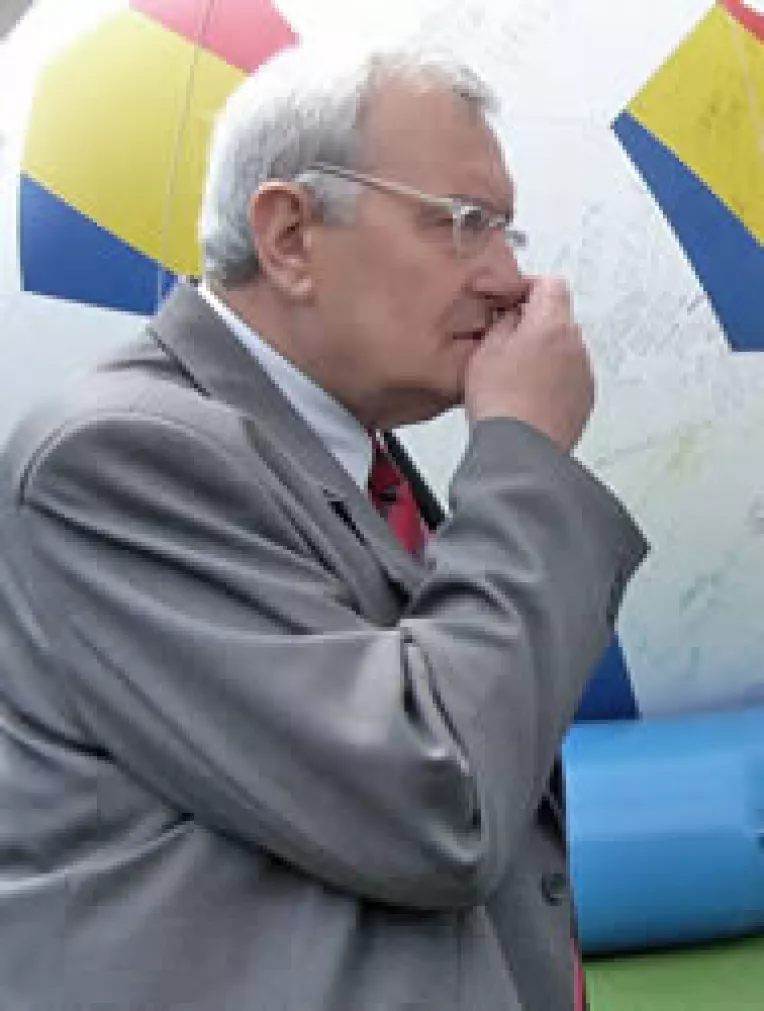 Democratii constanteni pastreaza aparentele