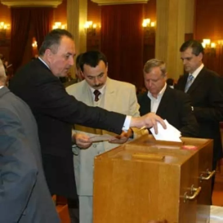 Democratii incep sa rupa randurile