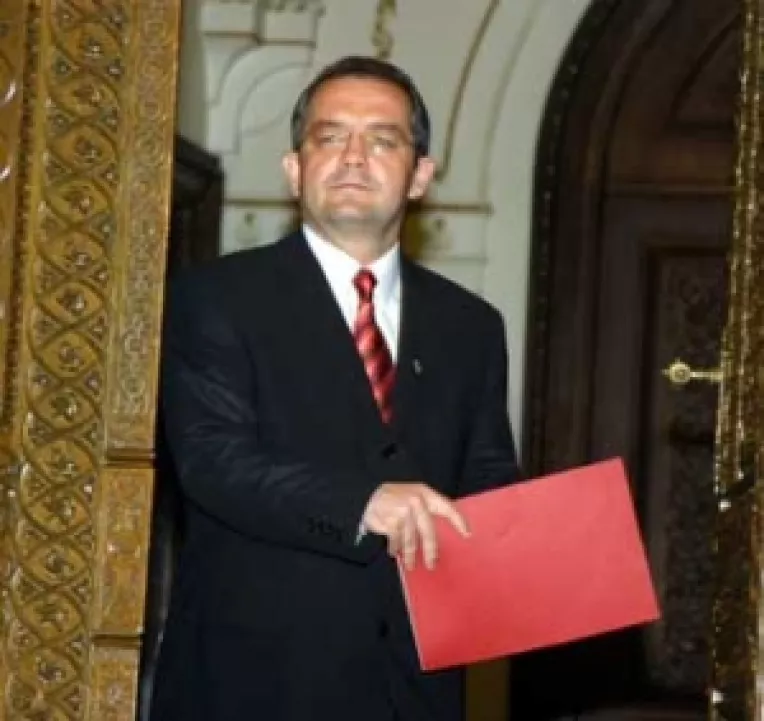 Democratii nu mai vor doctorat la completarea unei cereri