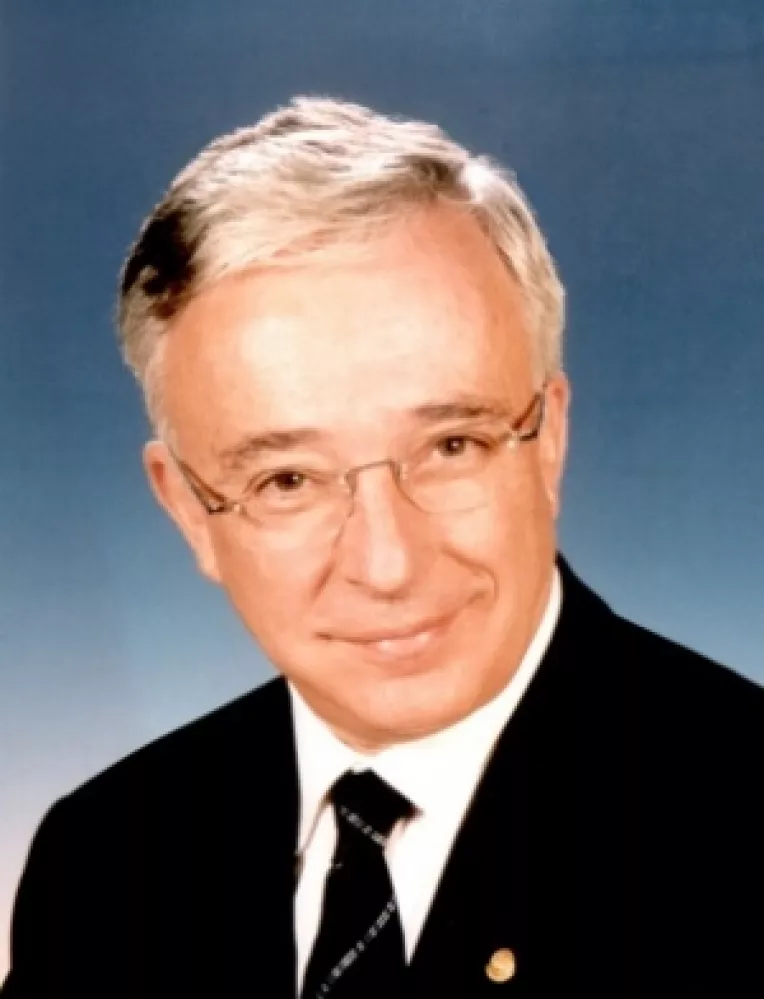 Desi are multe calitati pentru a fi presedintele Romaniei, Mugur Isarescu doreste un nou mandat de guvernator al BNR