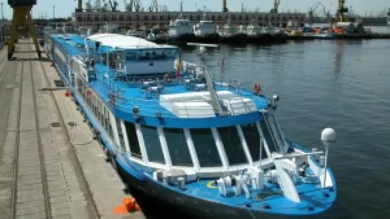 Desi nu are deschidere la mare,
Republica Moldova acorda pavilion de complezenta pentru nave straine