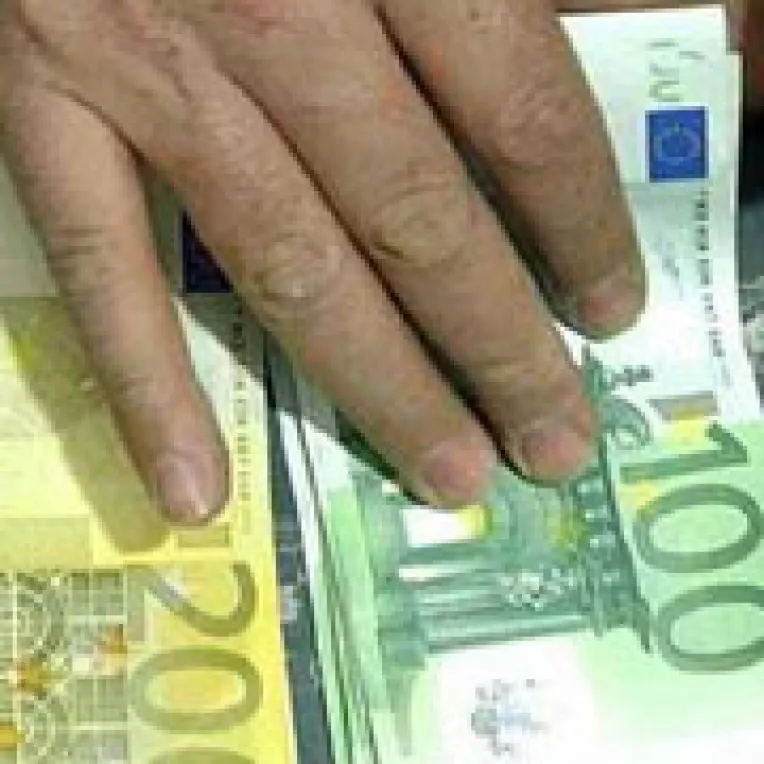 Dezastrul financiar continua:
Leul se depreciaza luni la 3,7 lei/euro, iar Bursa isi suspenda tranzactiile
