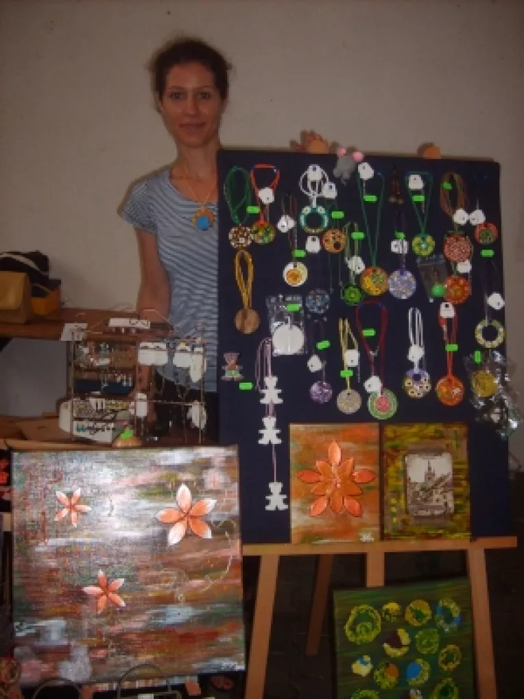 Diana Canea: "Tablouri si bijuterii vopsite cu acril!"