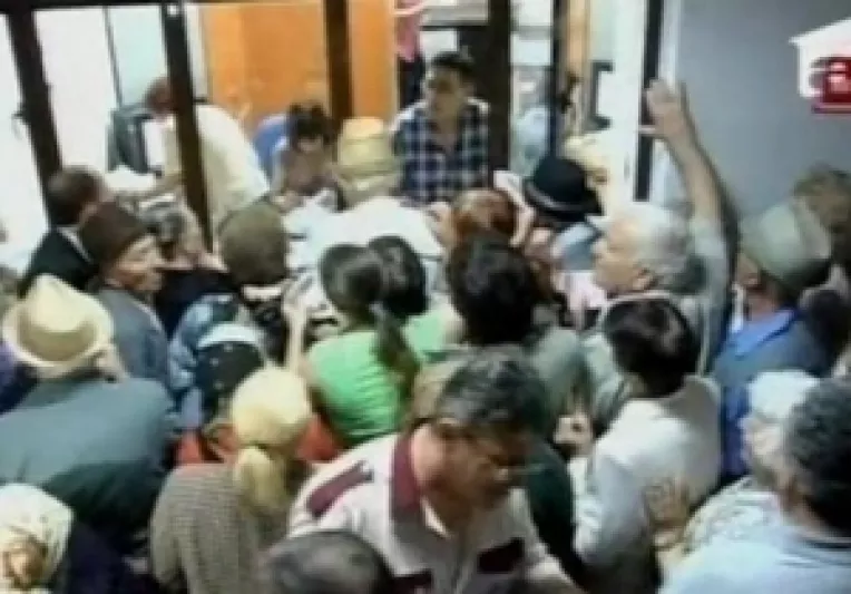 DIICOT: Hypermarketurile organizeaza lupte intre pensionari, sub pretextul tigailor pe care le primesc 