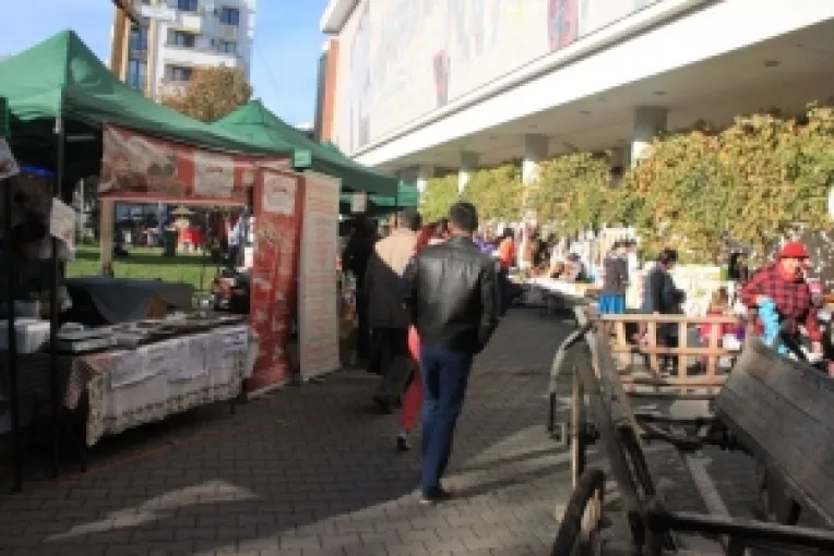 Din 20 pana in 22 noiembrie cetatenii sunt asteptati la o noua editie a Pietei Taranesti si Mester(Esti)! in curtea Muzeului National al Taranului Roman