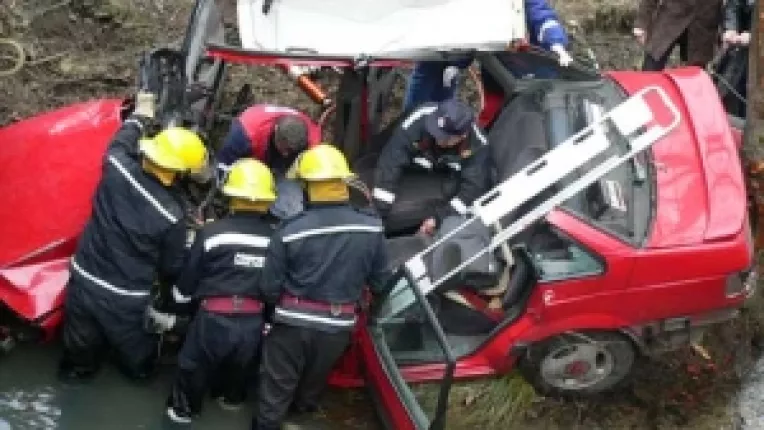 Din cauza vitezei prea mari, 4 tineri au murit intr-un accident