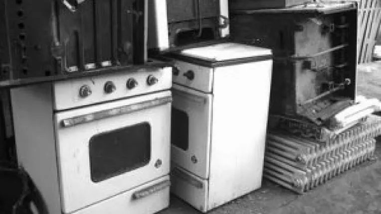 Din nou cu frigiderele in strada!