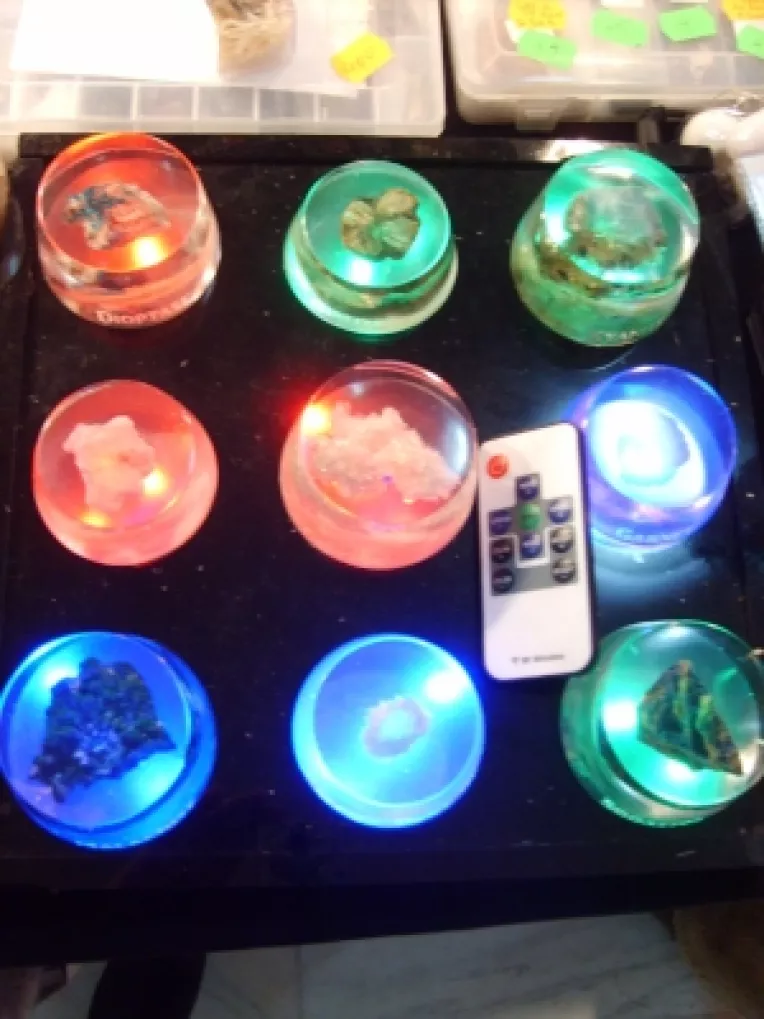 Displayul cu cristale, inventat de Alexandru Marcu, la targul de cristale