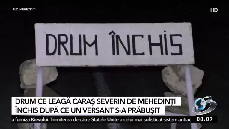 DN57, inchis dupa ce bucati din versant s-au prabusit pe sosea