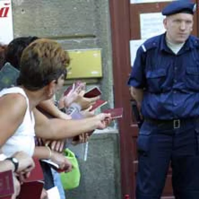 Doar jumatate de milion de romani vor pleca sa munceasca afara