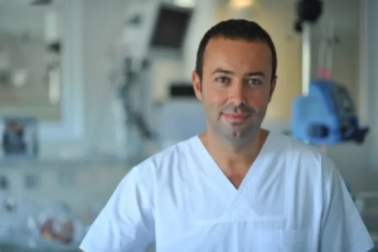 Doctorul Sergiu Stoica a extirpat o tumora gigant de 8 cm de la baza creierului unui pacient