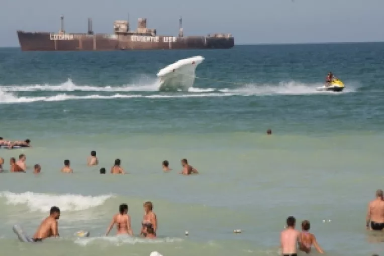Doi tineri au fost inghititi de valurile marii, la Costinesti
