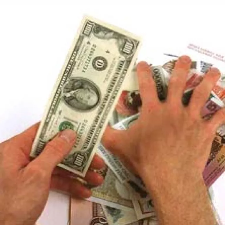 Dolarul continua aprecierea fata de euro