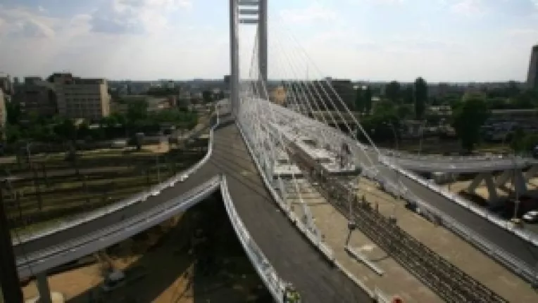 Doua masini s-au ciocnit la intersectia dintre Grozavesti si Splaiul Independentei.