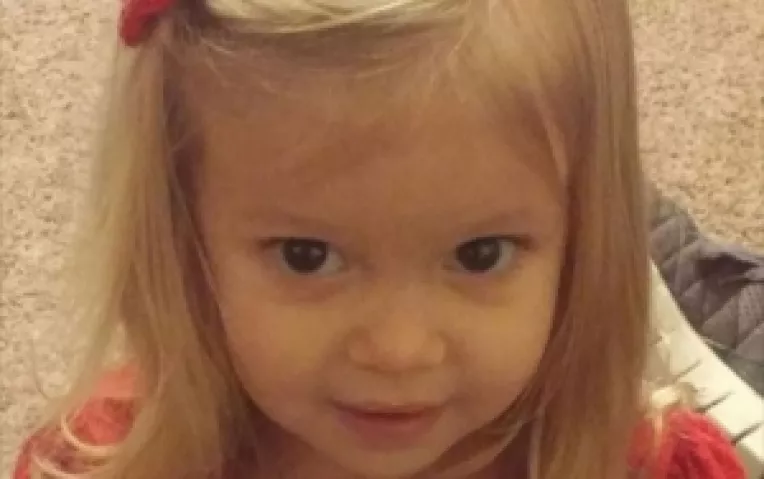 Drama in SUA: o fetita de doi ani a murit in a treia zi de Craciun dupa ce a ingitit o baterie de ceas