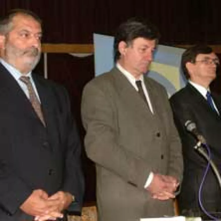 Dreapta extraparlamentara da semne de viata