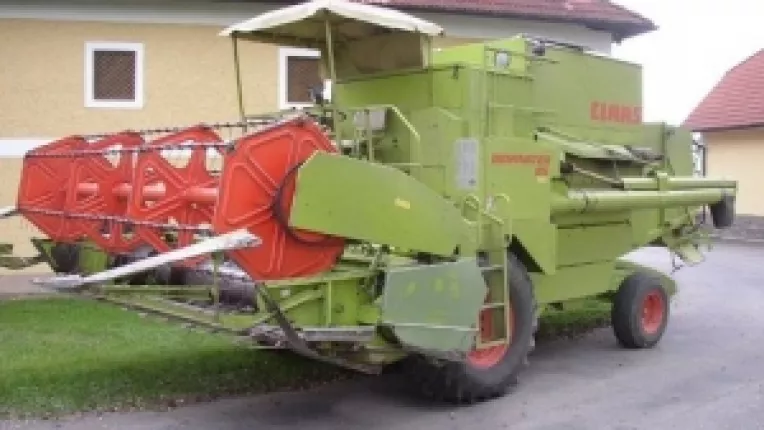 Drum European: O masina a trecut peste linia continua si s-a izbit de o combina care circula ilegal