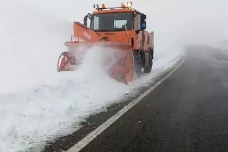 Drumarii au actionat pe intreaga retea de drumuri nationale si auostrazi cu 902 utilaje