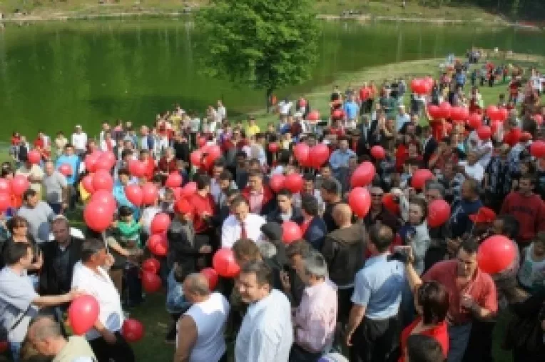 Duminica, Mircea Geoana participa la serbari campenesti din judetul Brasov