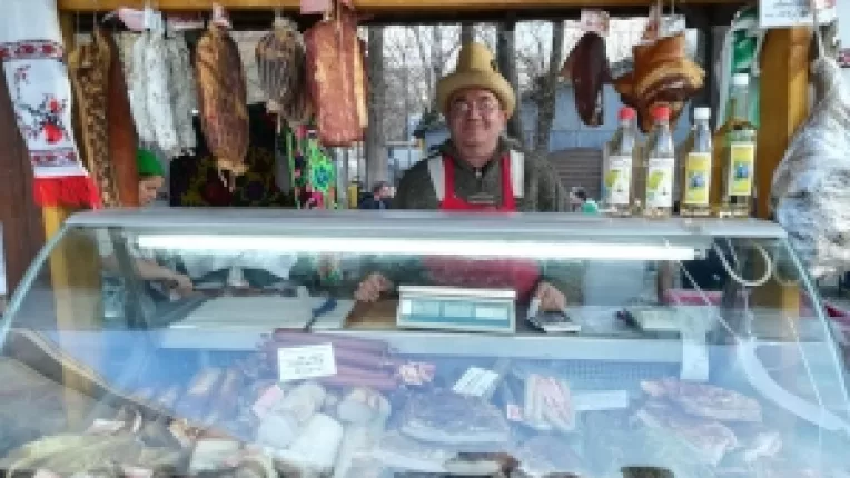 Dumitru Firizan de la S.C. TOTO: Am adus la Piata Taraneasca produse afumate din carne de porc Magalita!