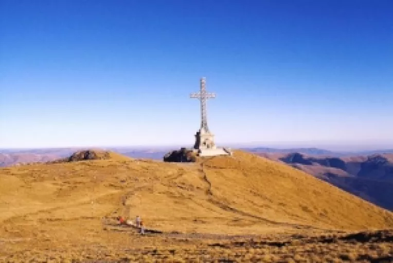 Dupa modelul Manastirilor de la Meteora : Biserica la 2200 de metri altitudine, in Muntii Carpati