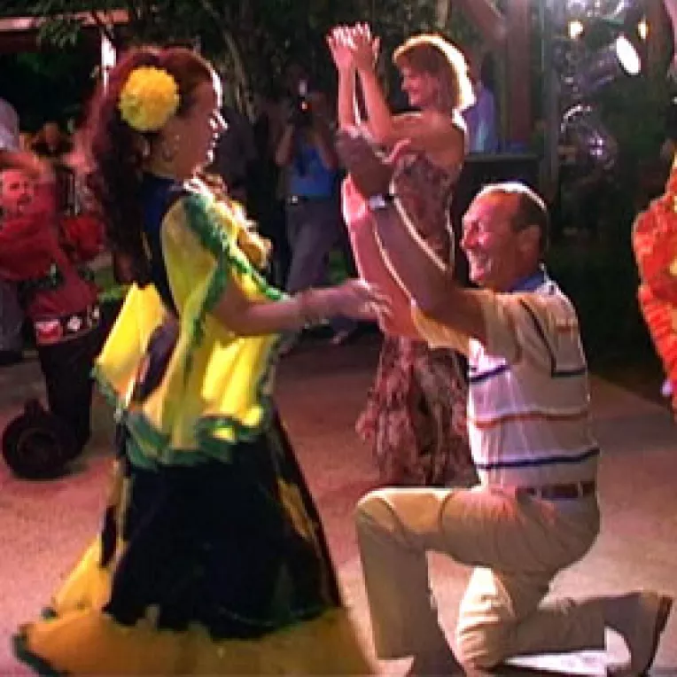 Duvaz: Inainte de a-si anunta candidatura, Basescu face un "dans al miresei"