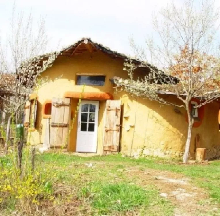 Eco-turism: Casa de lut a arhitectei Ileana Mavrodin